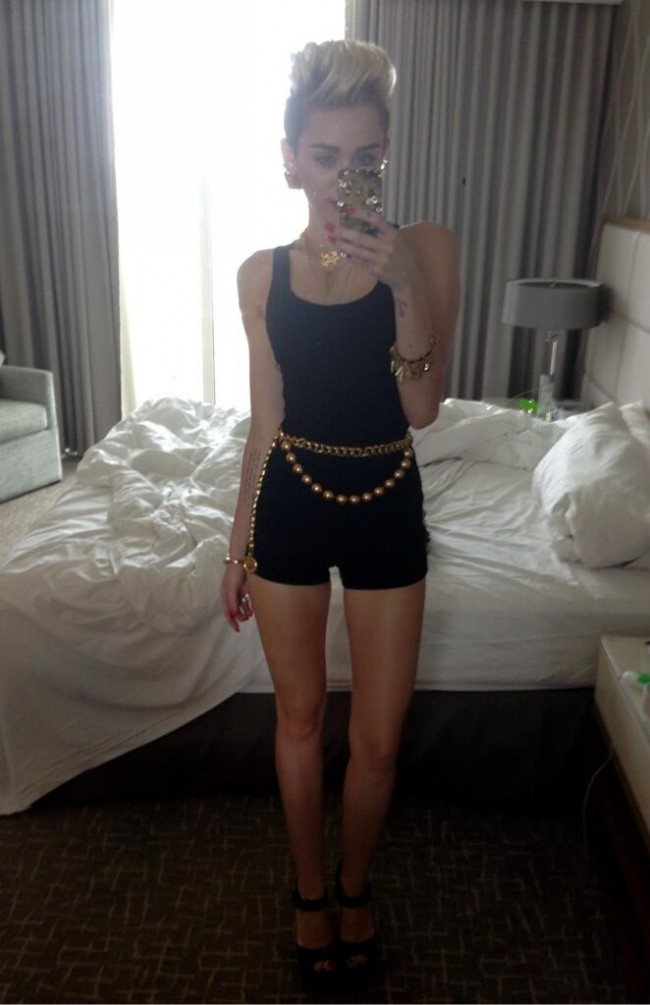 Miley-Cyrus-Selfies-1